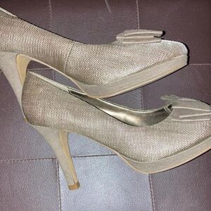 Light brown shimmer bow front 3" heels Size 8.5 EUC